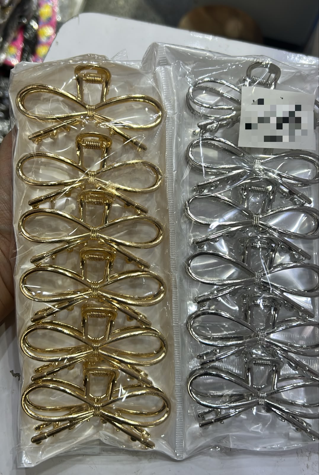 Pregadeira m metal laço com pontas (12 peças 6 douradas e 6 pratas)