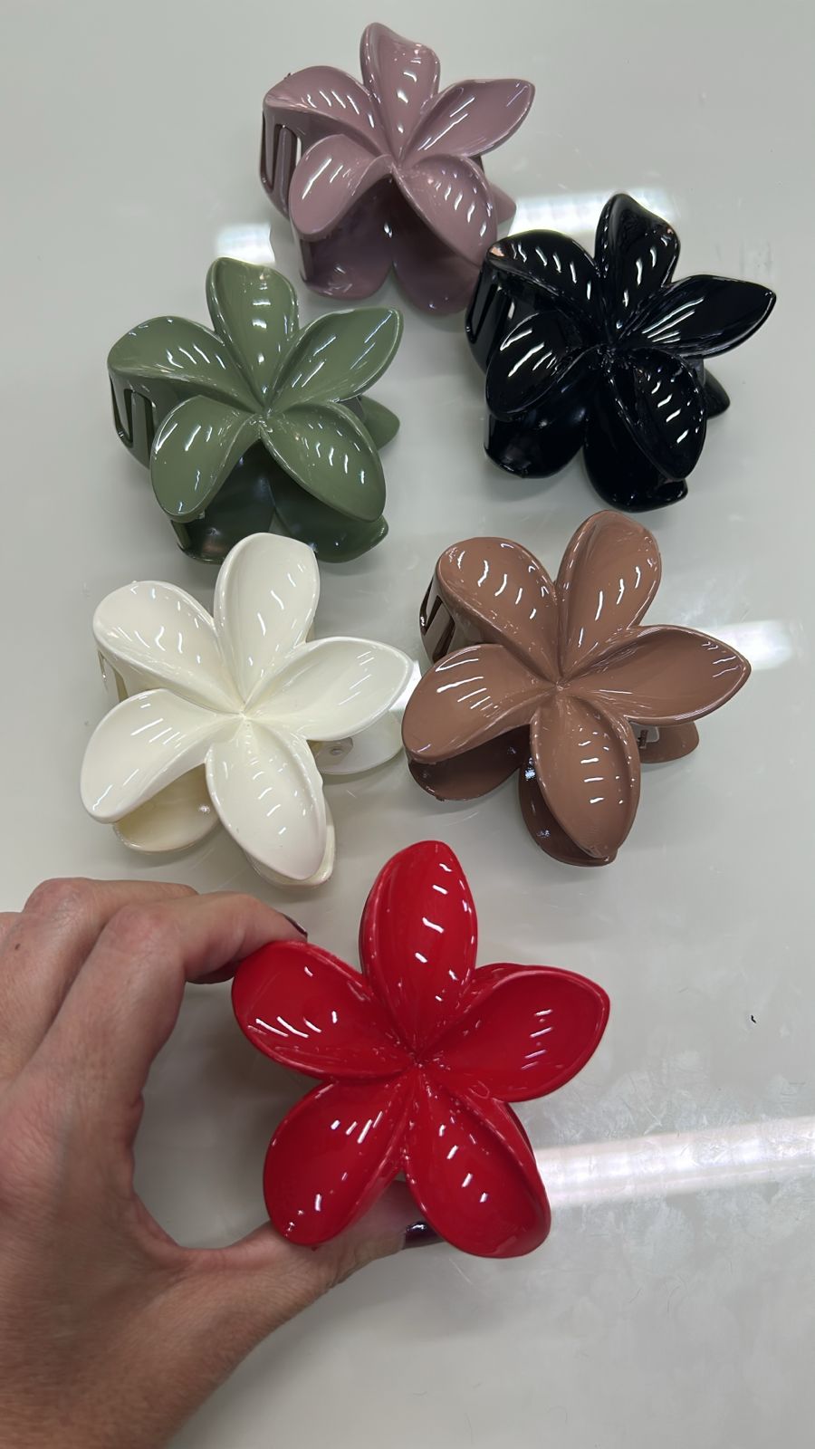 Pregadeira g flor havaiana cores sólidas (12 peças 2 de cada cor)