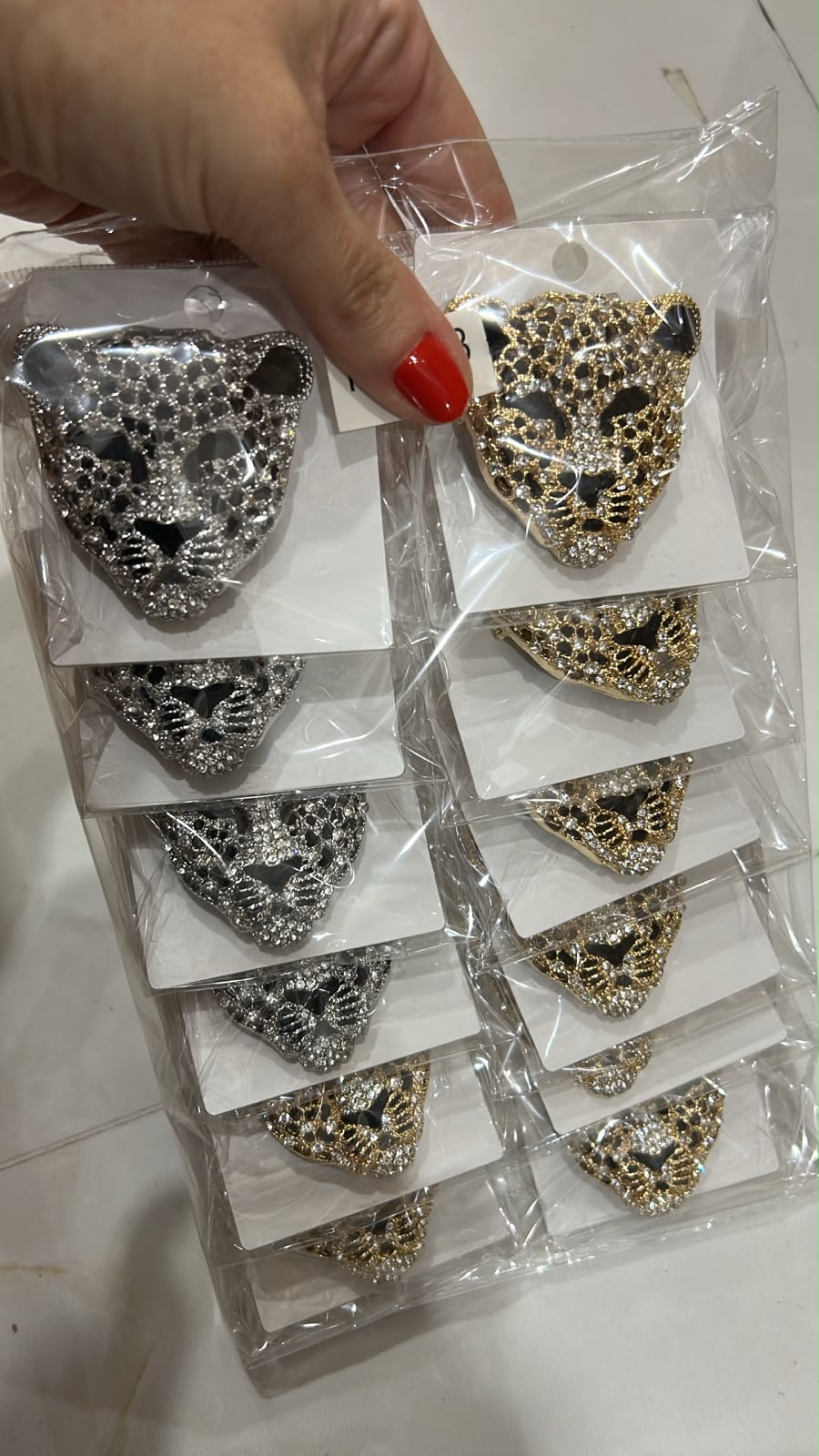 Broche agulha grande onça cravejada (12 peças 8 douradas e 4 pratas)