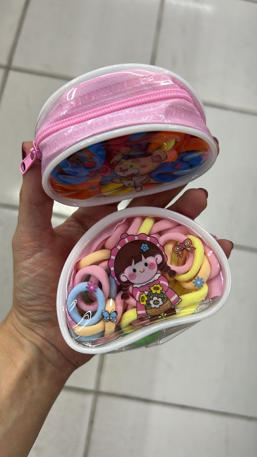 Bolsinha plástico zíper com xuxinhas de meia pequena coloridas (12 bolsinhas )