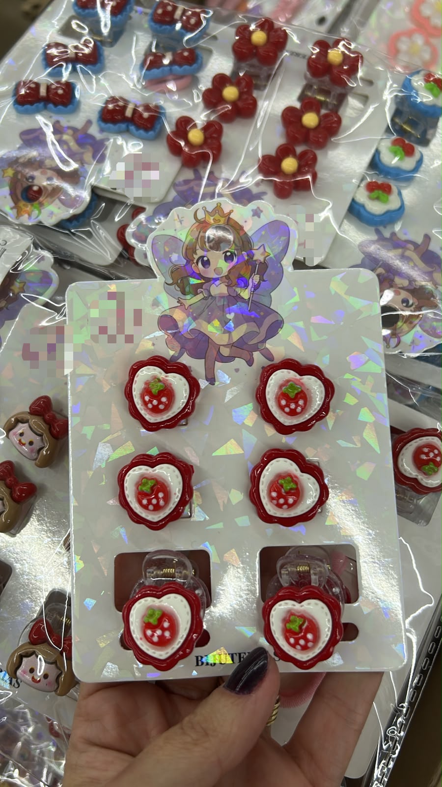Cartela infantil com xuxinhas e mini pregadeiras bonequinh, flor lacinho vermelho (12 cartelas com 6 peças cada)