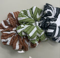 Scrunchie em listras cores invernais (12 peças 3 de cada cor)