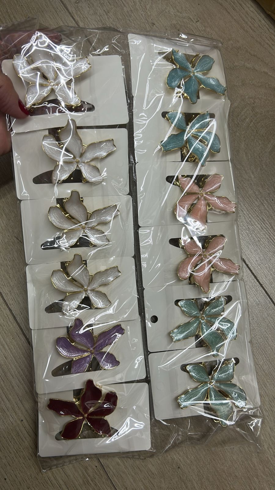 Pregadeira metal esmaltado m flor pétalas longas com friso dourado (12 pecas cores variadas)