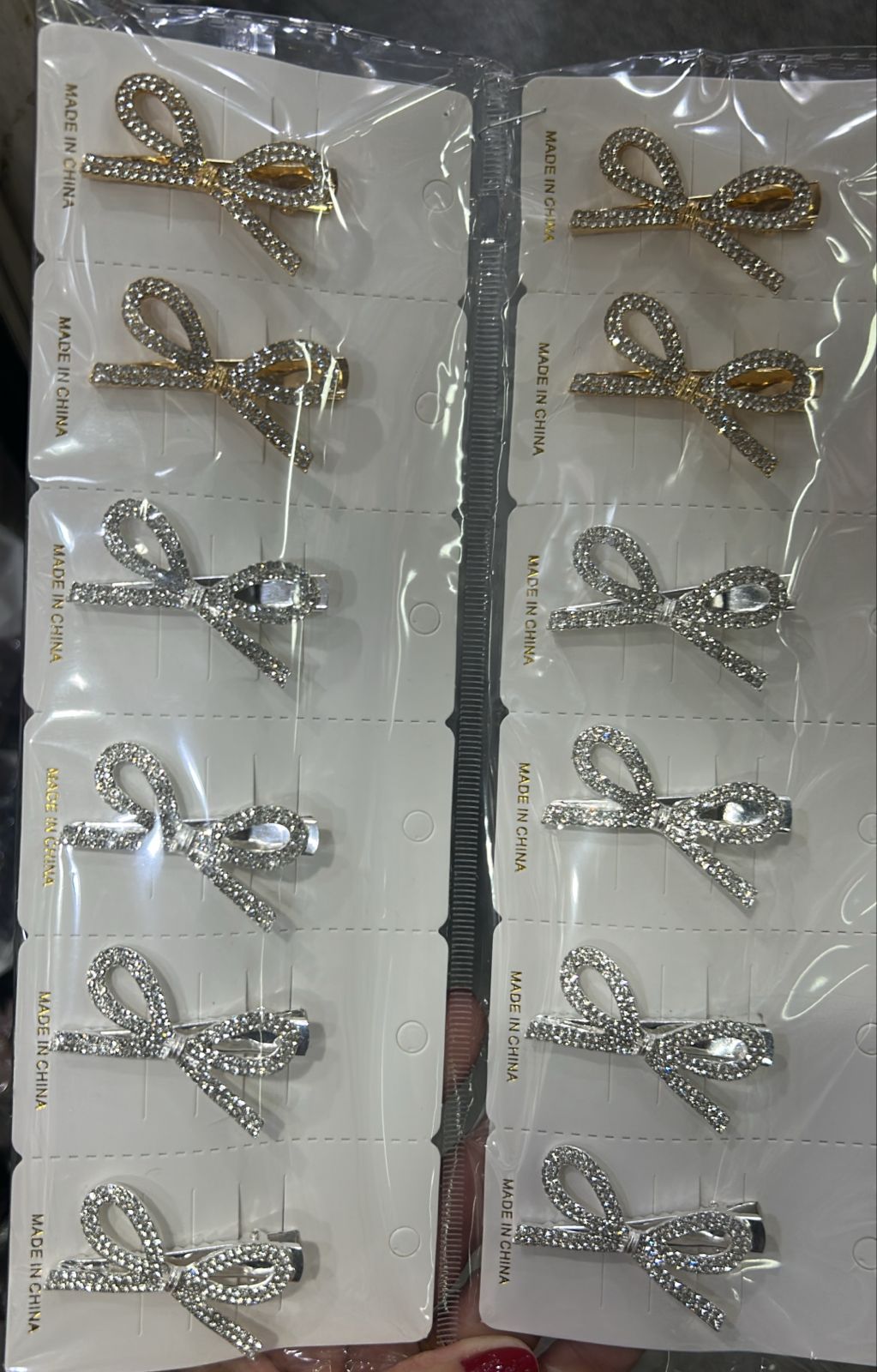 Hair clip laço com pontas cravejado (12 peças 8 pratas e 4 dourados)