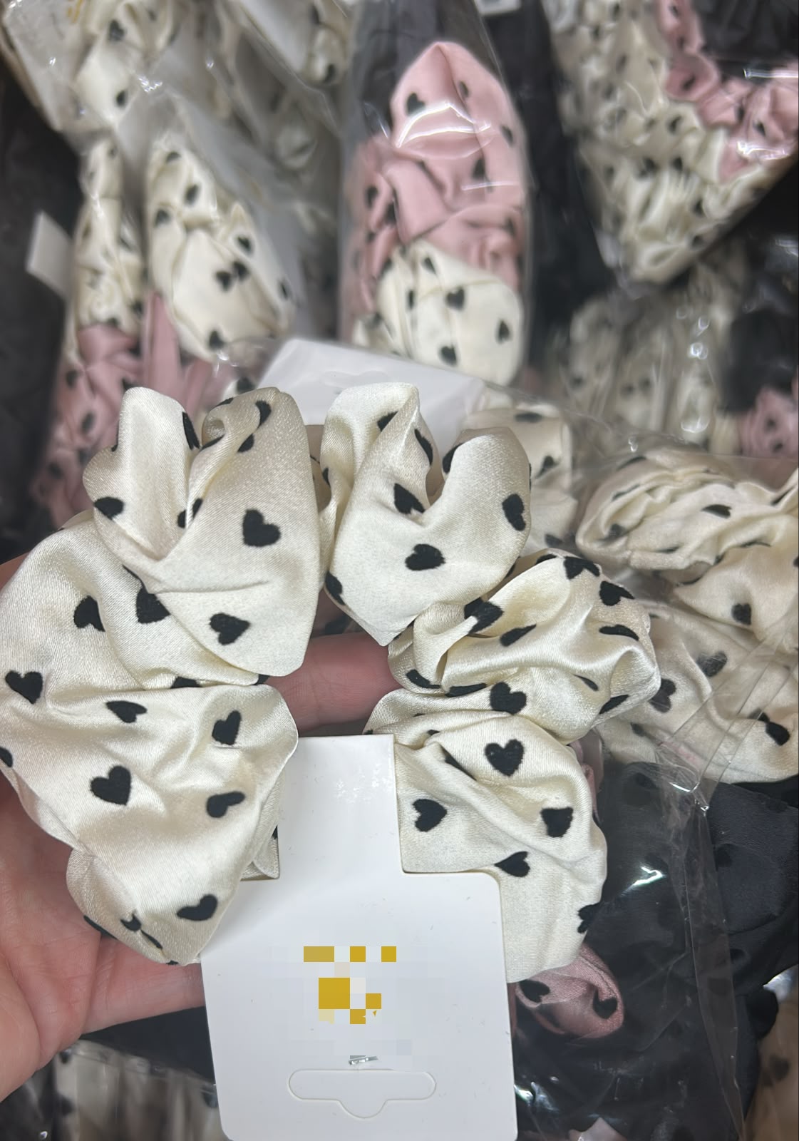 Scrunchie de cetim com coração preto (12 peças 4 de cada cor)