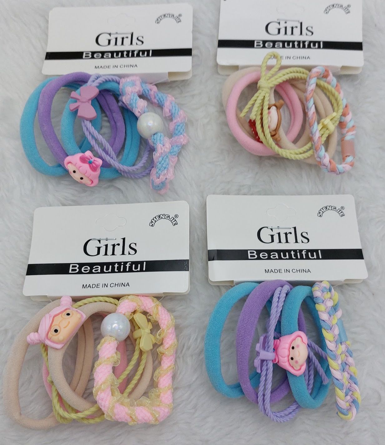 Kit com Xuxinhas de meia, trancada e apliques lacinho e boneca (12 kits com 5 peças cada)