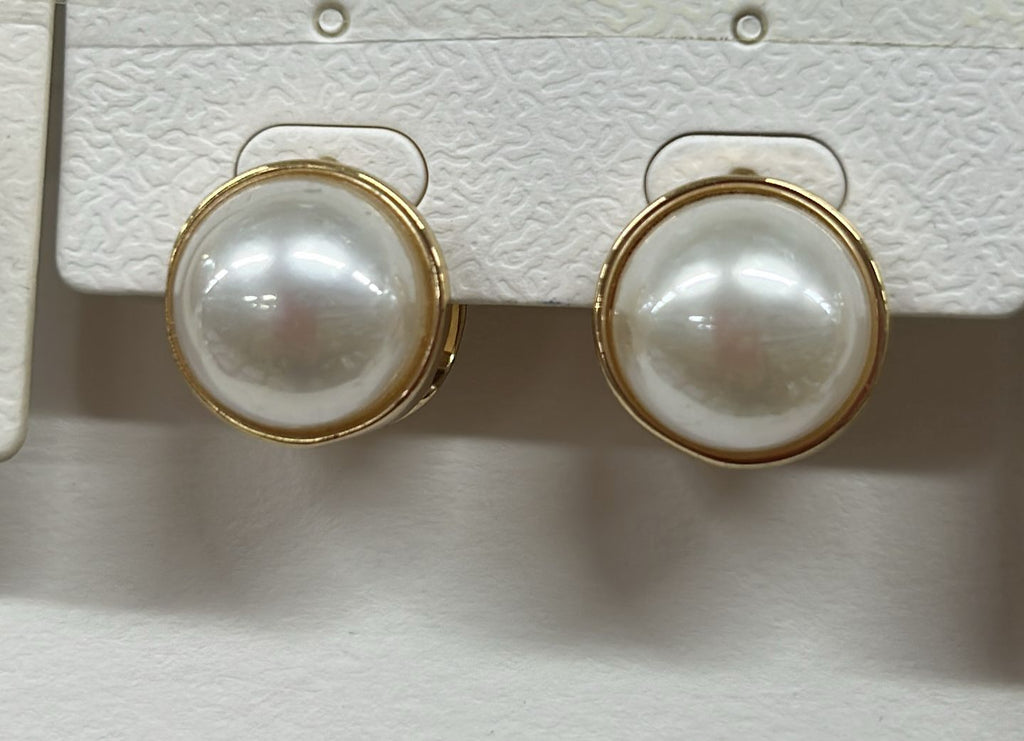 Brinco Click Médio Pérola (12 pares Dourado)