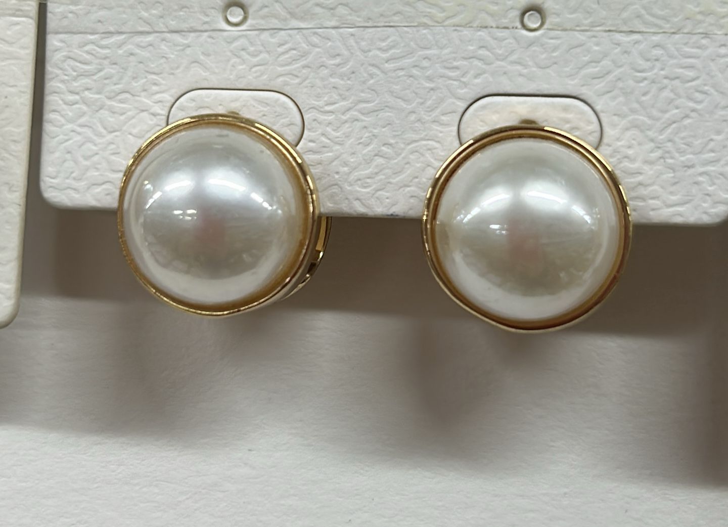 Brinco Click Médio Pérola (12 pares Dourado)