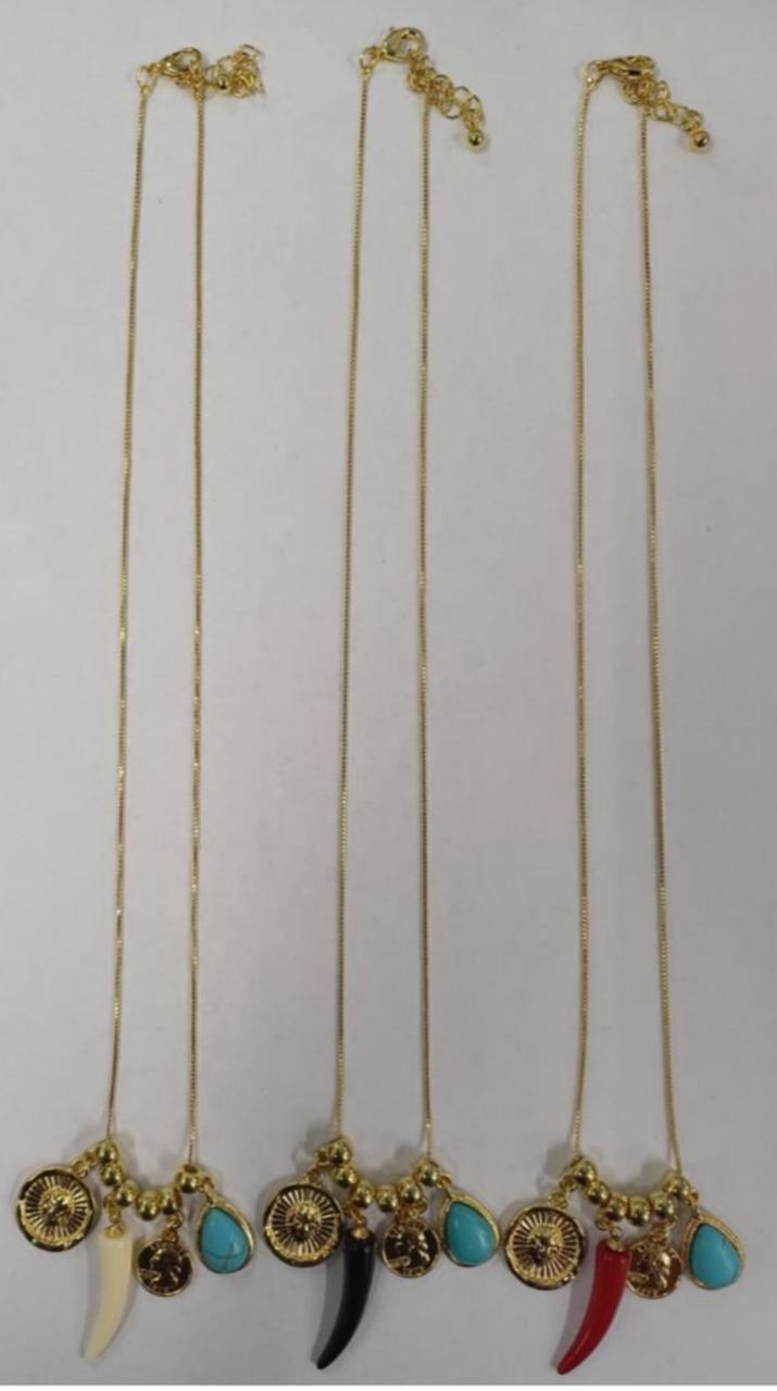 Colar longo com dente, medalha, pedra turquesa fecho lagosta (12 peças 4 de cada cor de dentes)