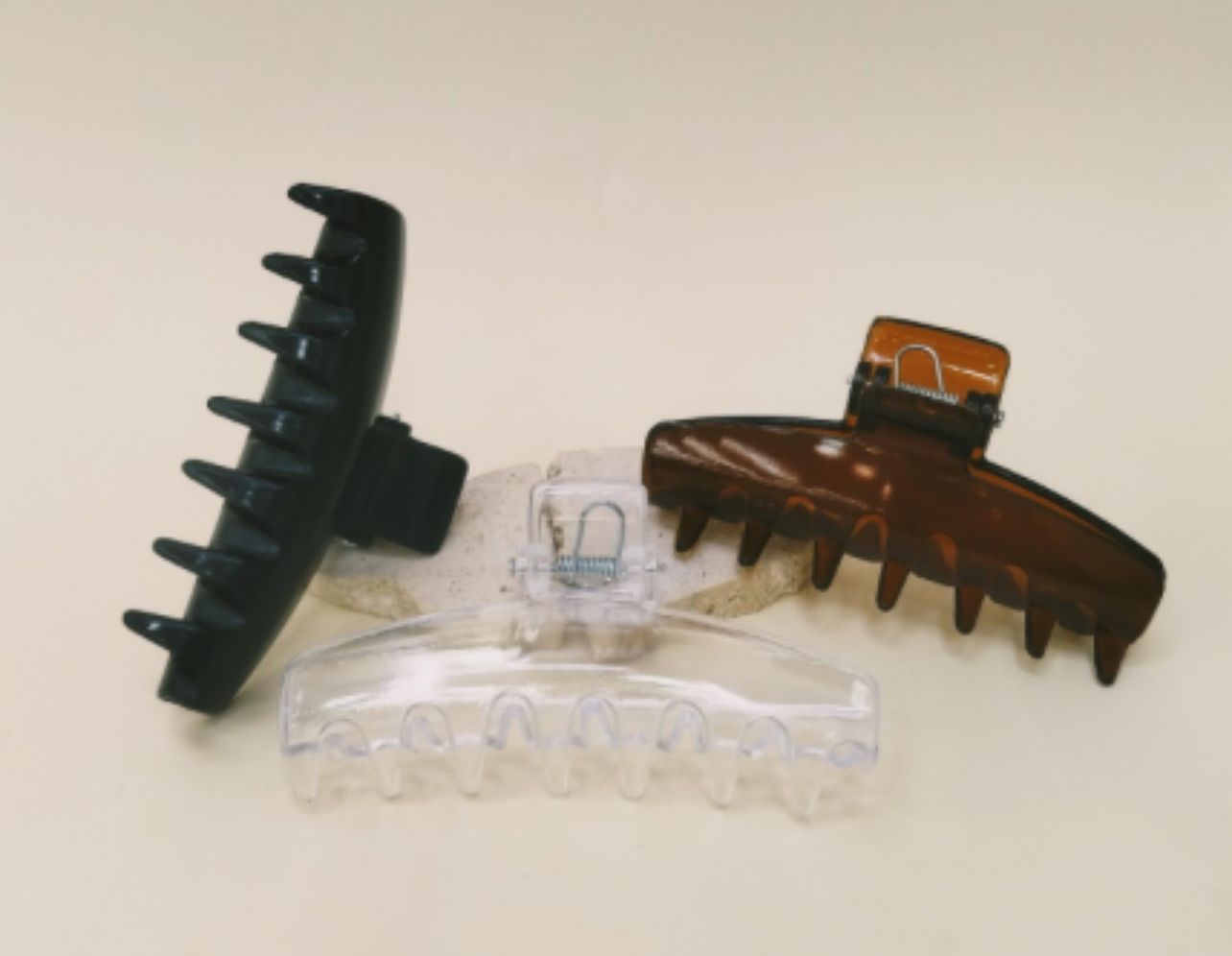 Pregadeira Poliéster M 8cm mola reforçada (12 peças 4 de cada cor)