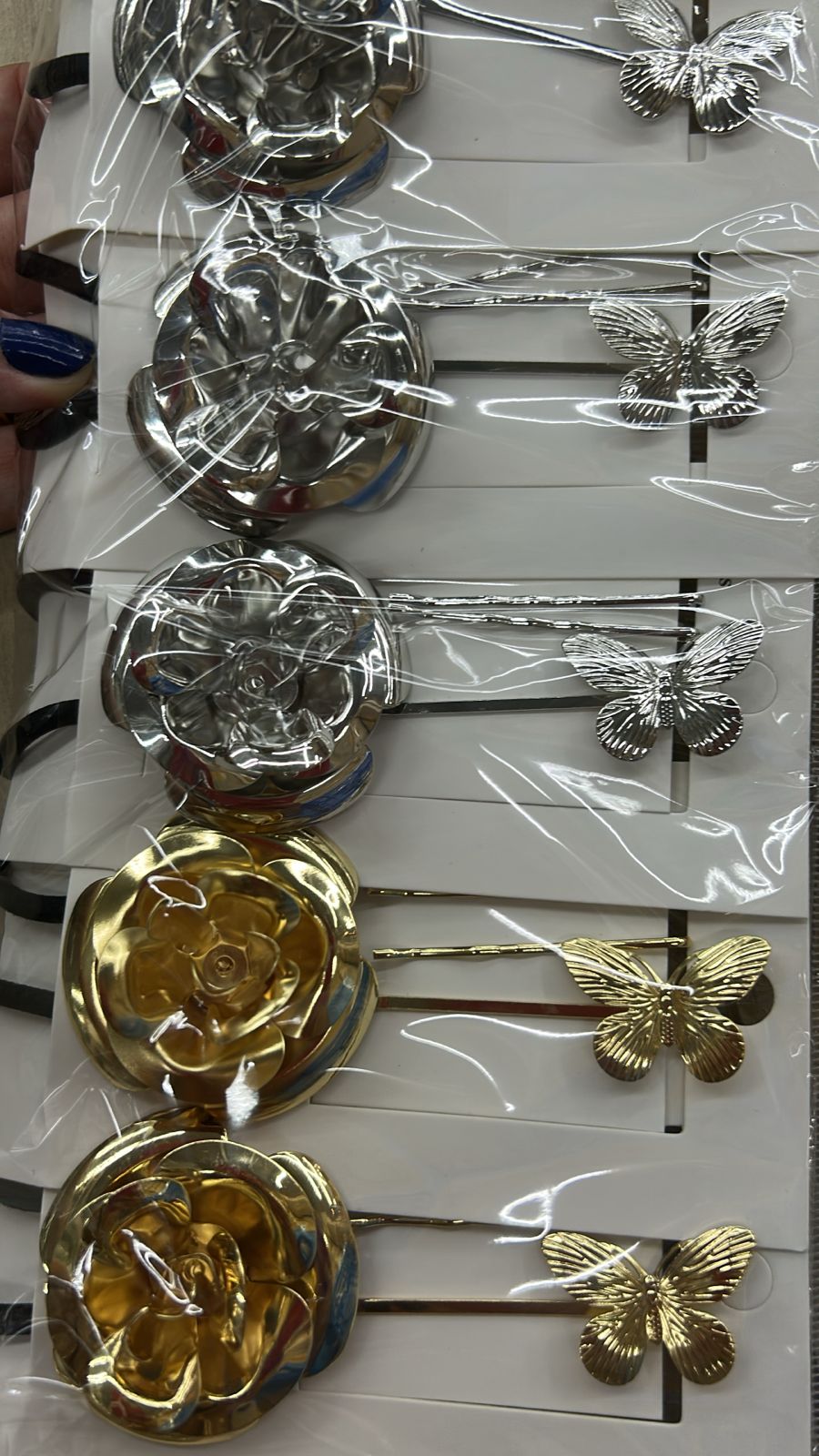 Xuxinha Metal Flor Camélia MÉDIA, grampo liso e Borboleta (12 cartelas com 4 peças cada 4 pratas e 8 douradas)