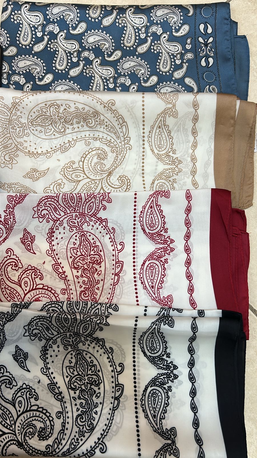 Lenço 70x70 cm toque de seda Paisley (12 peças, 6 preto 2 bege 2 vermelho 2 azul)