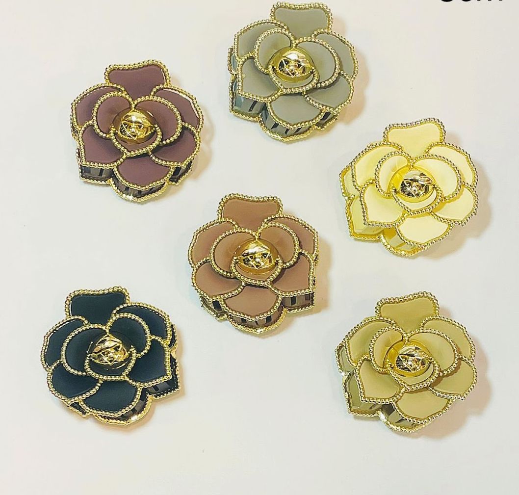 Pregadeira G Flor Emborrachada com detalhes dourados (12 peças 2 de cada cor)
