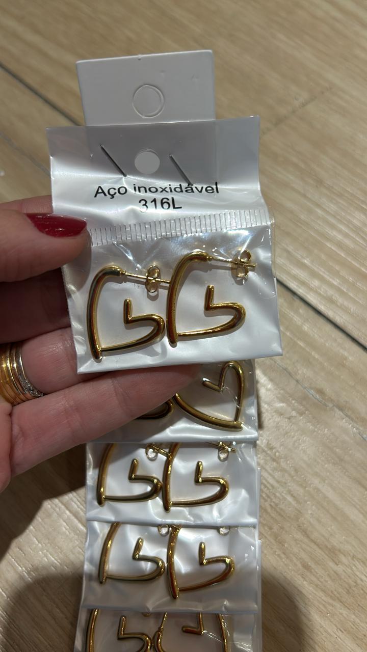 Argola média coração dourado - Aço Inoxidável 316L (cartela com 12 pares)