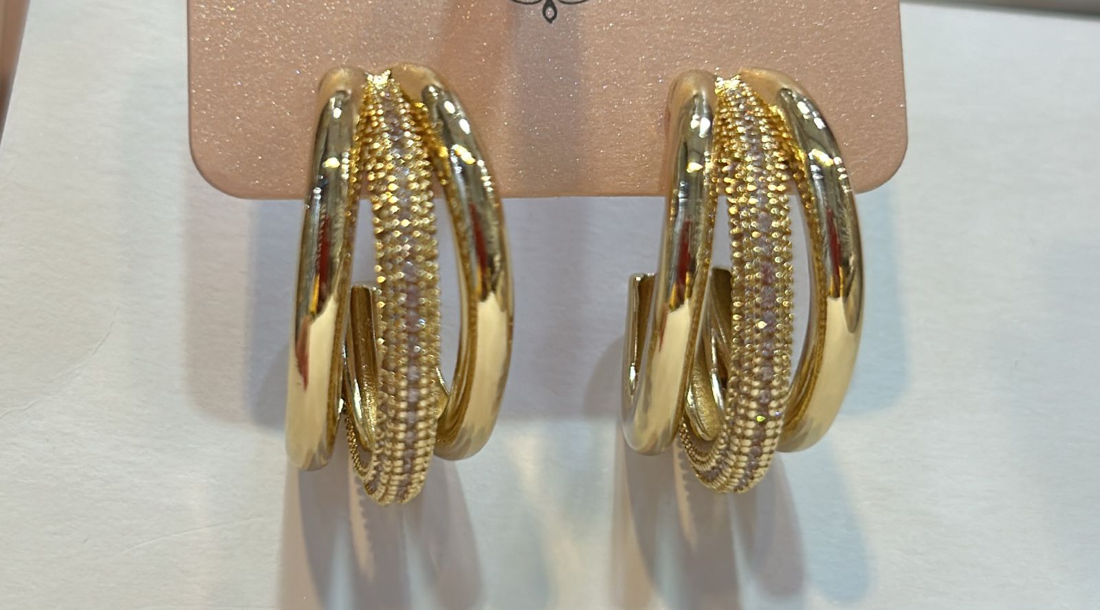 Brinco Meia Argola Média Tripla com Cravejado Dourado (6 peças)