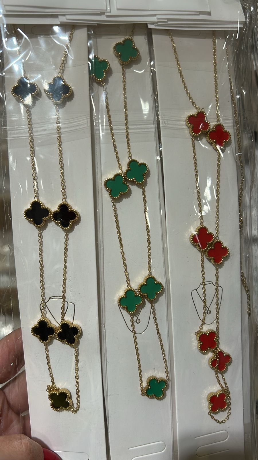 Colar longo Inspiração Dourado VC aço inoxidável (12 peças 7 pretas, 3 brancas, 1 verde, 1 vermelha)