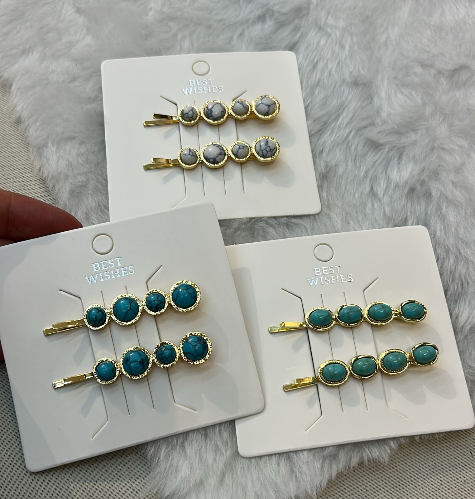 Grampo de cabelo base metal com pedra resinada (12 cartelas com 2 peças cada 4 de cada cor)