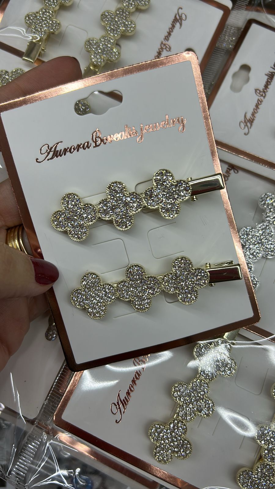 Hair Clip Cravejado Inspiração VC (12 cartelas com 2 peças cada 8 douradas e 4 pratas)