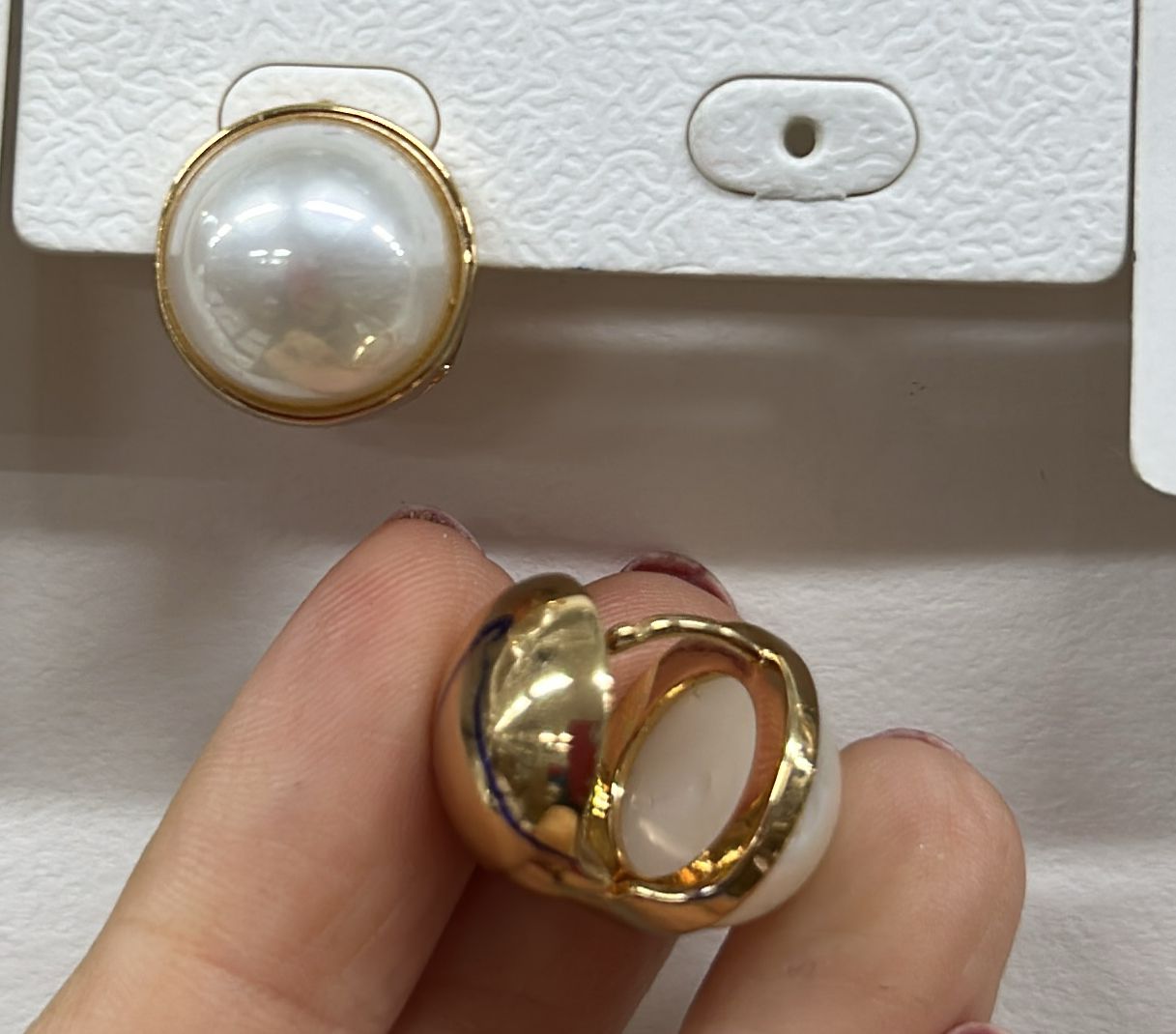 Brinco Click Médio Pérola (12 pares Dourado)
