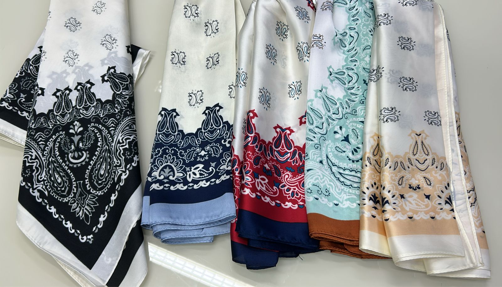 Lenço 70x70 Toque de Seda estampa Paisley (12 peças)