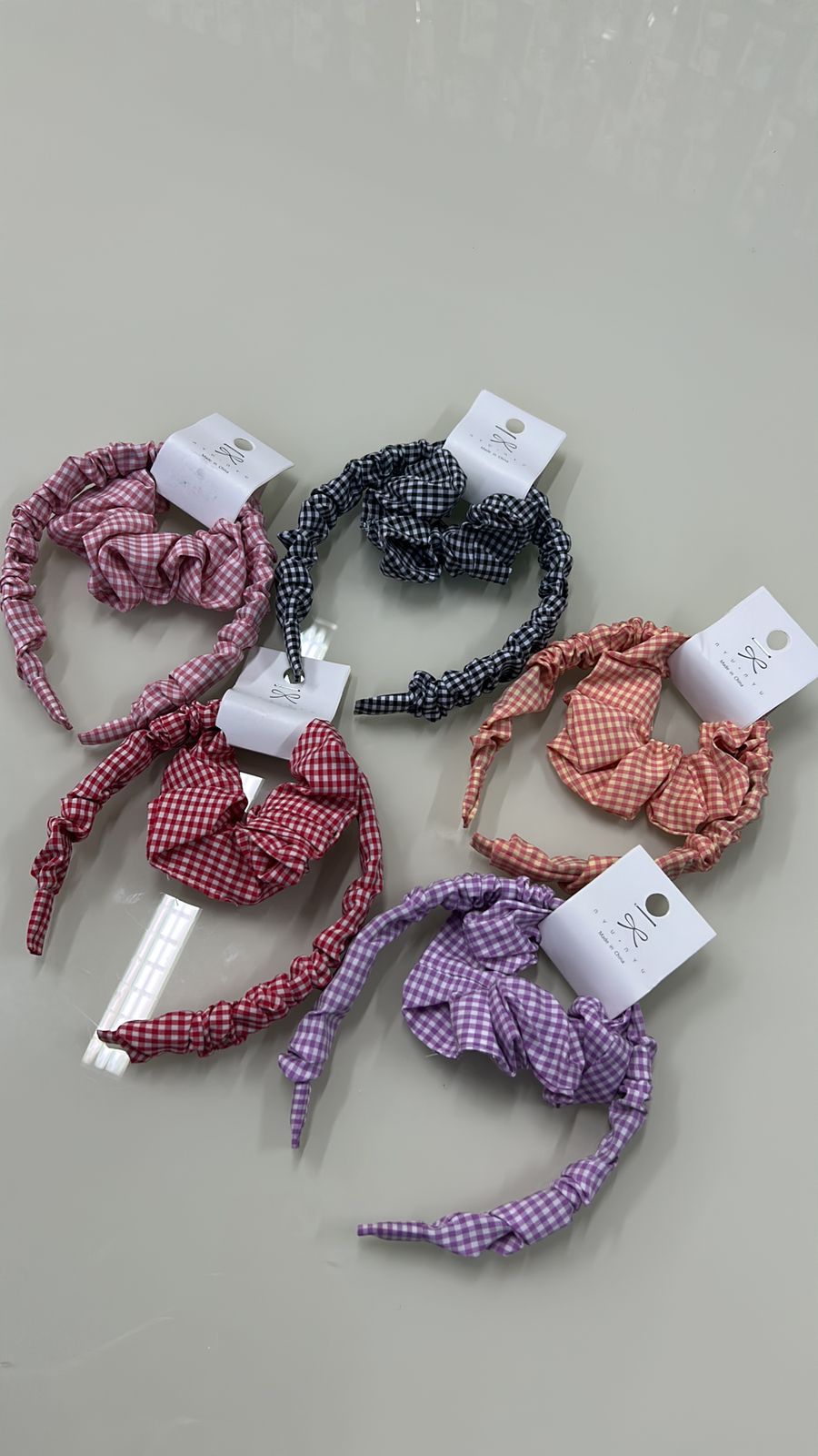 Tiara Frufru e Scrunchie Xadrez Vichy (12 cartelas com 2 peças cada 2 de cada cor)