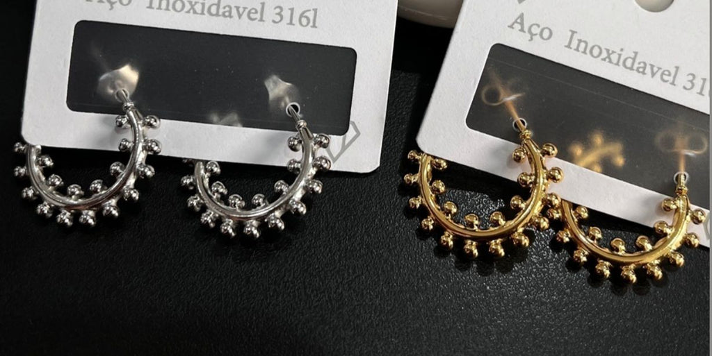 Argola pequena com mini Pérolas Douradas, aço inoxidável 316L (12 pares 6 douradas e 6 pratas)