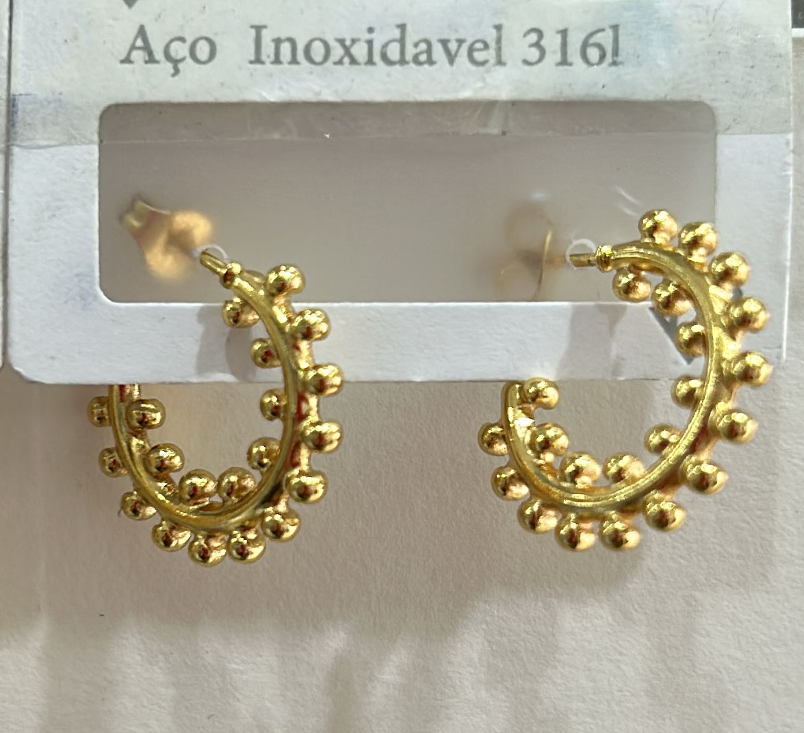 Argola pequena com mini Pérolas Douradas, aço inoxidável 316L (12 pares 6 douradas e 6 pratas)