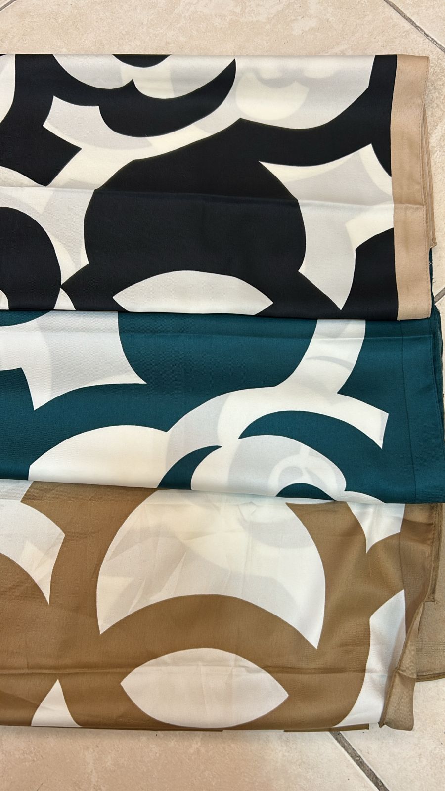 Lenço 90x90 cm toque de seda Camélia (12 peças, 6 preto 3 verde 3 bege)
