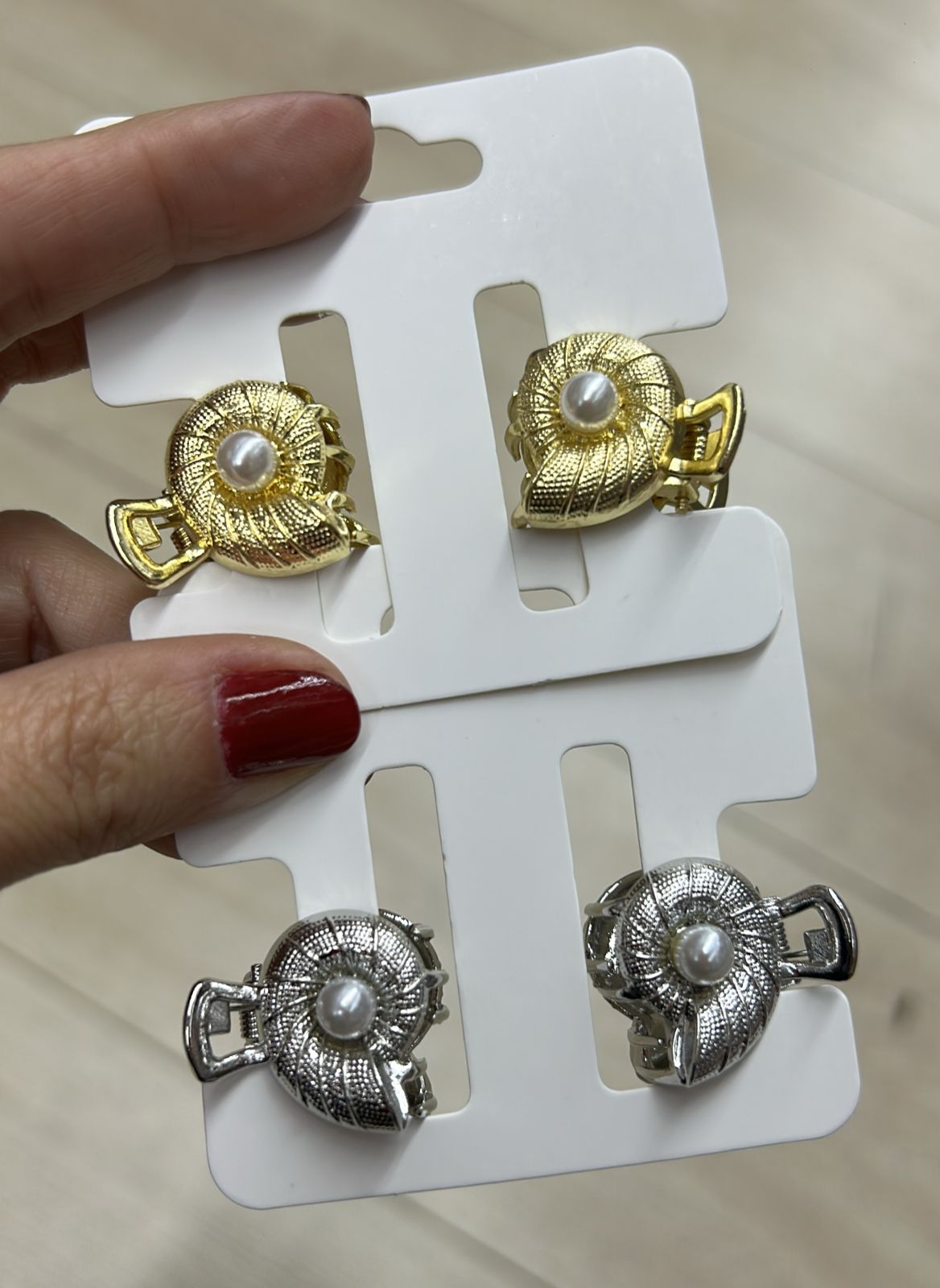Piranha PP Metal Concha com pérola (12 cartelas com 2 peças cada 8 douradas e 4 pratas)