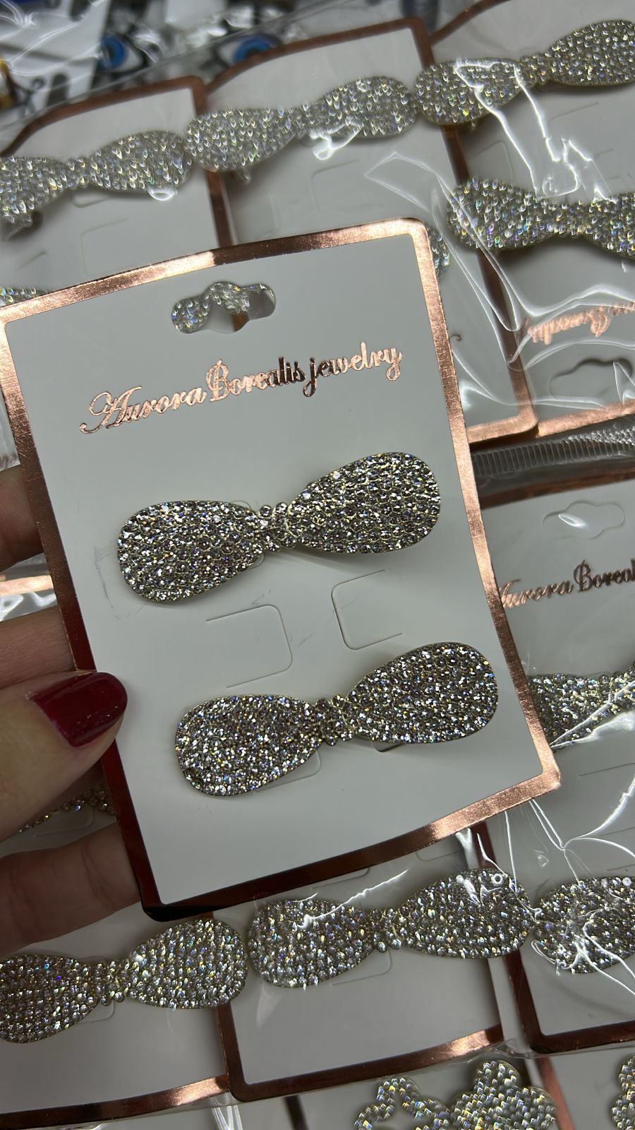 Hair Clip Cravejado Lacinho (12 cartelas com 2 peças cada 8 douradas e 4 pratas)
