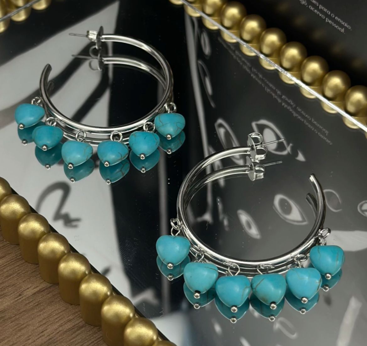 Argola com Pingente Pedra turquesa (12 peças. 7 douradas pedra azul, 1 dourada pedra branca, 3 prata, 1 prata pedra branca)