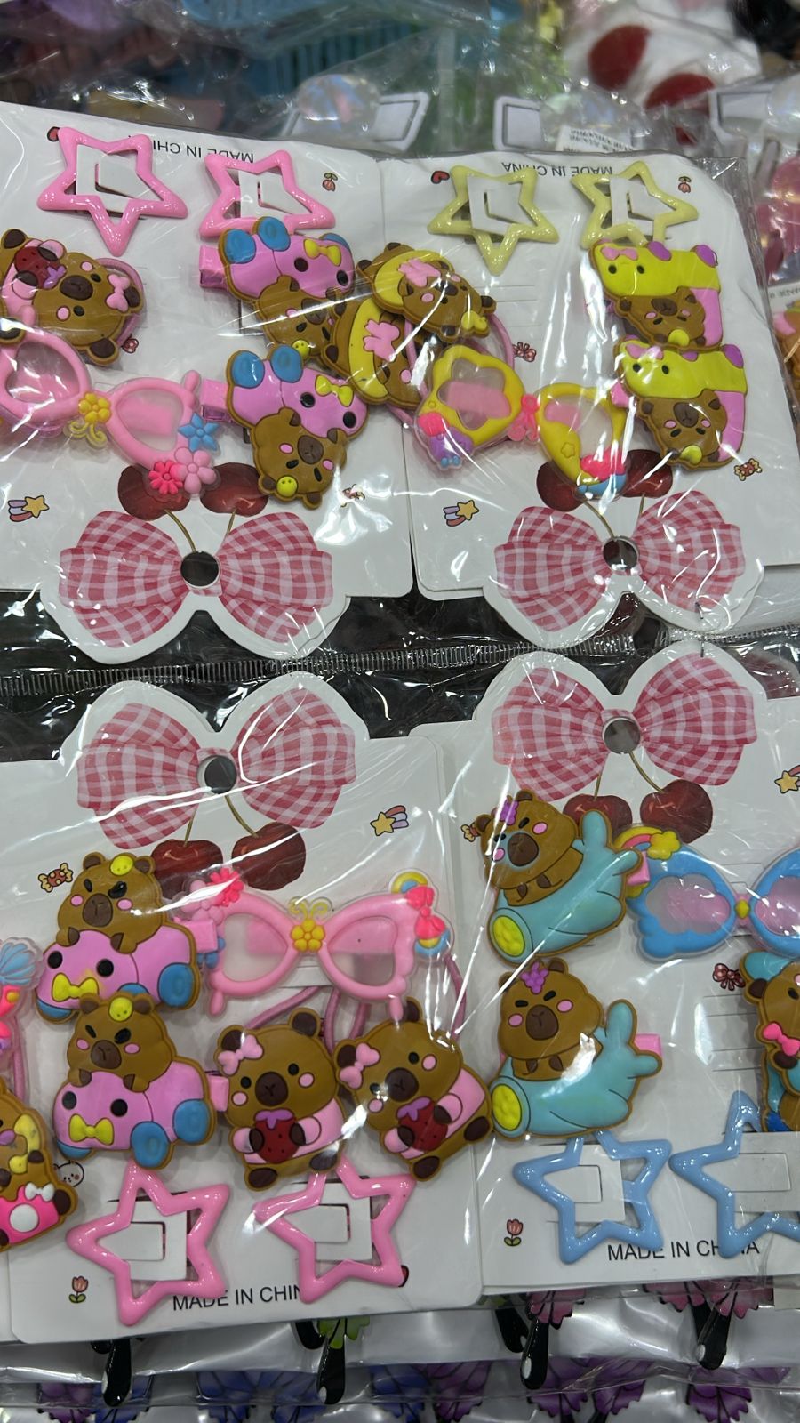 Kit Capivara Emborrachado, xuxinha , hair clip e Tic Tac de estrelinha (12 cartelas com 7 peças)