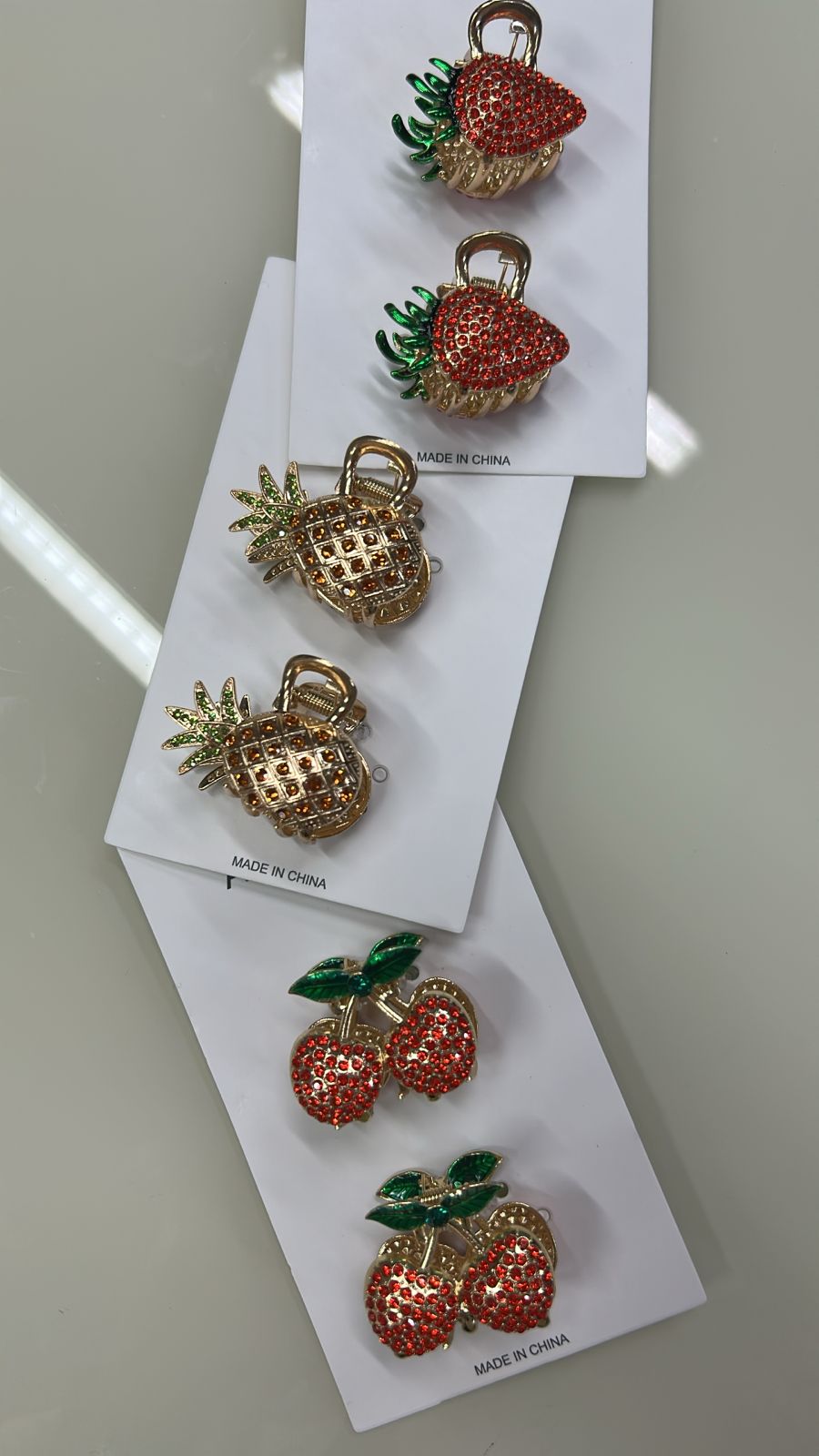 Pregadeira Metal P cravejada Frutas (12 cartelas com 2 peças cada, 4 de cada fruta)