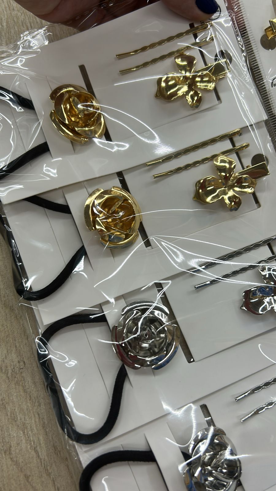 Xuxinha Metal Camélia PEQUENA, hair clip Flor e grampos (12 cartelas com 4 peças cada 4 pratas e 8 douradas)