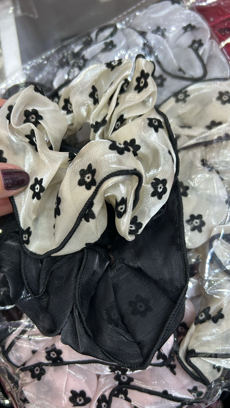 Scrunchie Acetinada com Florzinhas Pretas (12 peças 4 pretas, 4 off, 2 cinza claro e 2 rosa claro)
