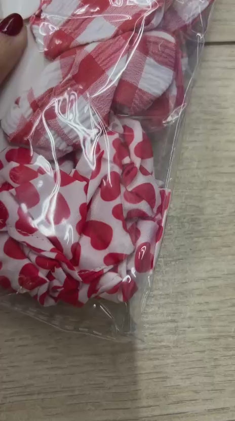 Scrunchie em Tecido estampas variadas vermelho e branco (12 peças)