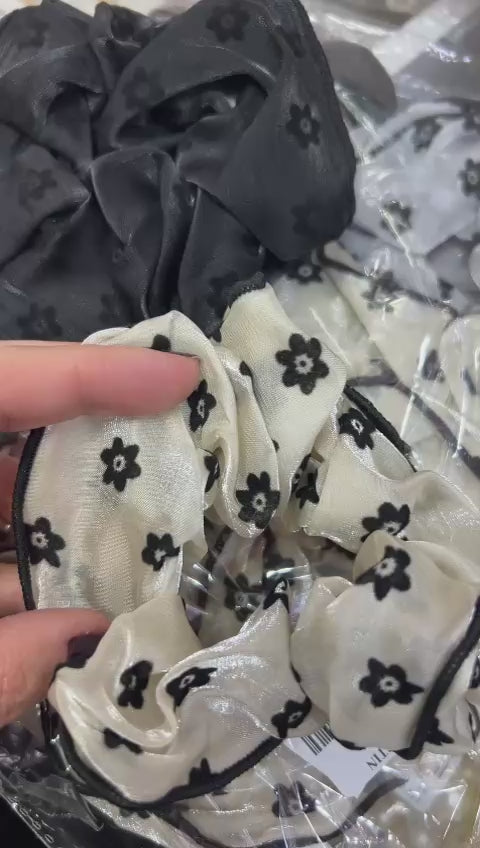Scrunchie Acetinada com Florzinhas Pretas (12 peças 4 pretas, 4 off, 2 cinza claro e 2 rosa claro)