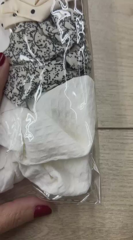 Scrunchie em Tecido estampas variadas branco, preto e off (12 peças)