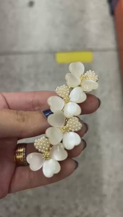 Presilha Francesa P Trevo com Microperolas e pedra “olho de gato” (12 peças)