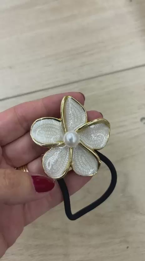 Xuxinha de cabelo com flor metal esmaltada e pérola tipo 1 (12 peças cores variadas)