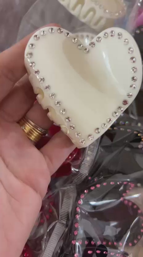 Pregadeira acrílico Média Coração com detalhes cravejados (12 peças. 4 preto, 3 branco, 3 verm, 1 rosa)