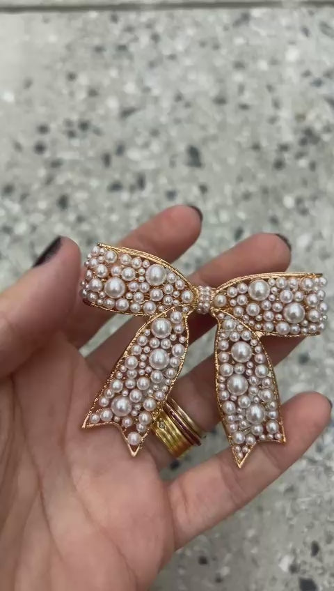 Presilha Francesa Pequena Metal Laço com pontas e pérolas cravejadas (12 peças)